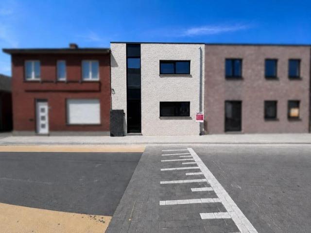 Moderne nieuwbouwwoning met 4 slaapkamers te huur