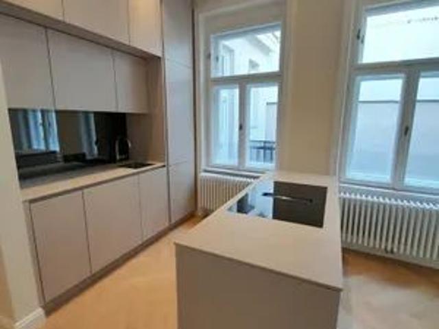 MODERNE ALTBAUMIETE MIT KLEINEM BALKON INNENHOFLAGE