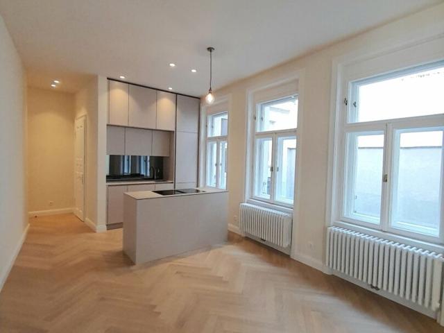Moderne Altbaumiete mit Kleinem Balkon Innenhoflage