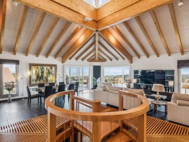 Moderne Architektenvilla mit spektakulären Raumaufteilungen am Fuße de