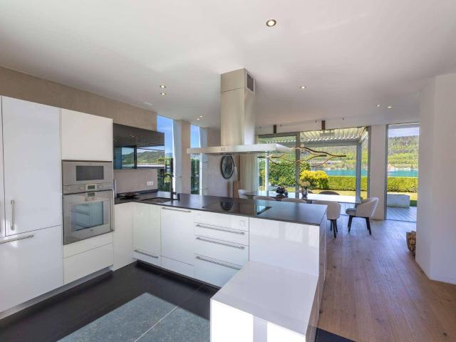Moderne Beachfront Villa in einzigartiger Lage am Wörthersee mit spektakulärem Blick