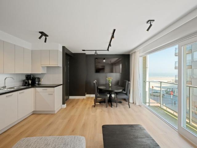 Moderne duplex met 1 slpk. en slaaphoek, zijdelings zeezicht