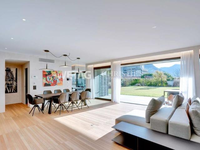 Moderne Duplexwohnung neueren Baujahrs mit grossem Privatgarten zur.