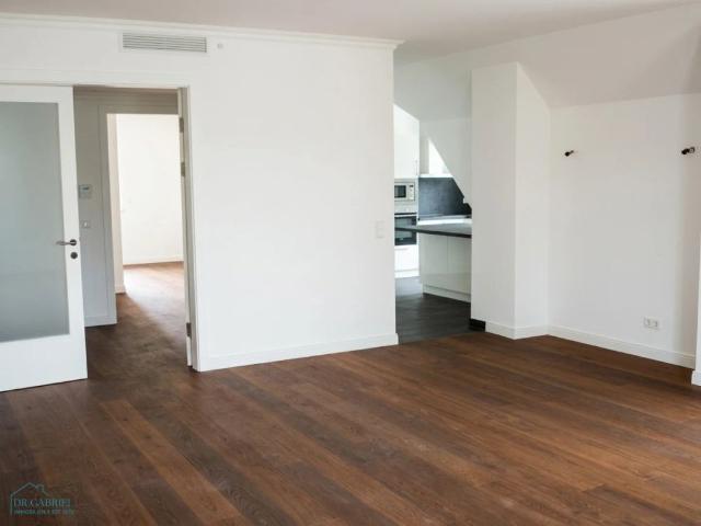 MODERNE DACHTERRASSENWOHNUNG