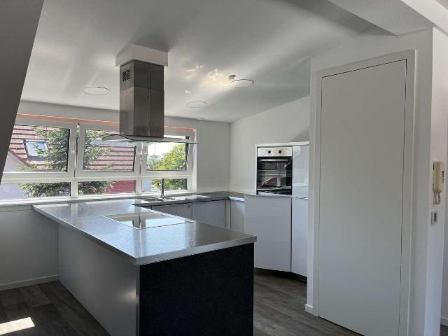 Moderne Dachwohnung mit Inselküche, großer Balkon, 3 Familienhaus Viernheim, gute Lage