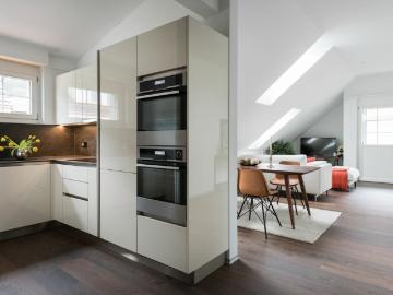 Moderne Dachwohnung mit Neubaucharakter