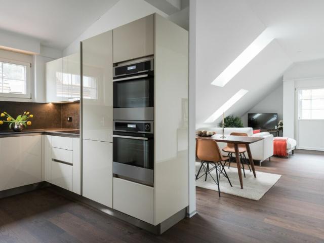 Moderne Dachwohnung mit Neubaucharakter