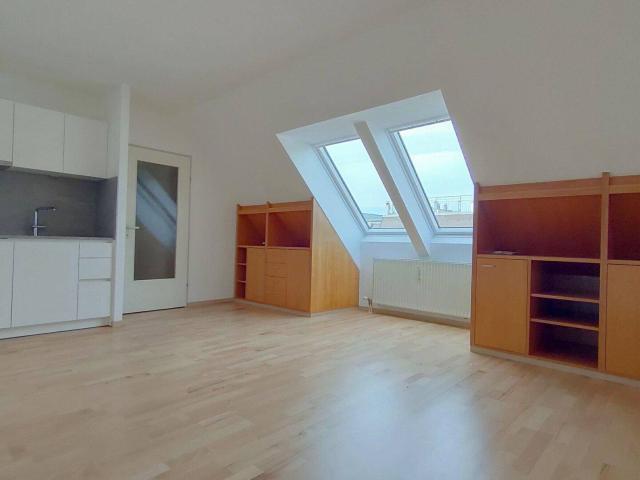 Moderne Dachgeschoß Garconniere in ruhiger Lage Nähe U4 Unter St. Veit!