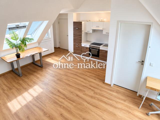Moderne Dachgeschosswohnung, hohe Decken, Balkonfenster, Teilmöblierung in Frankfurt, Europaviertel