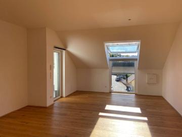 Schöne Dachgeschosswohnung inkl. Einbauküche und Loggia Top A11