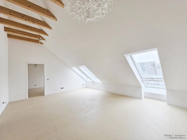 Moderne Dachgeschosswohnung mit Aufzug, Einbauküche & Tiefgarage