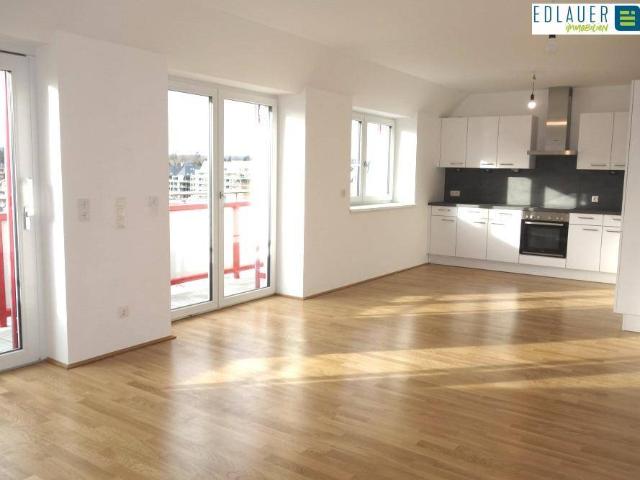 Moderne Dachgeschosswohnung mit Balkon Generalsanierung 2019!