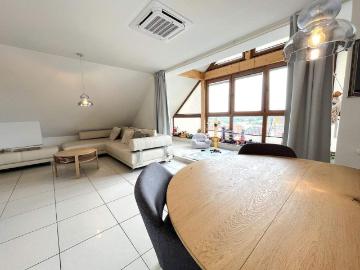 Moderne Dachgeschosswohnung mit großem Garten