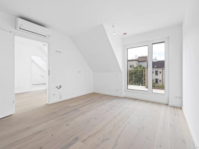 MODERNE DACHGESCHOSSWOHNUNG MIT HERRLICHER SÜD WEST TERRASSE