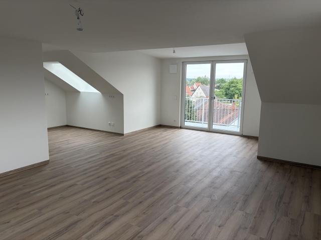 Moderne Dachgeschosswohnung mit viel Licht und zwei Balkonen