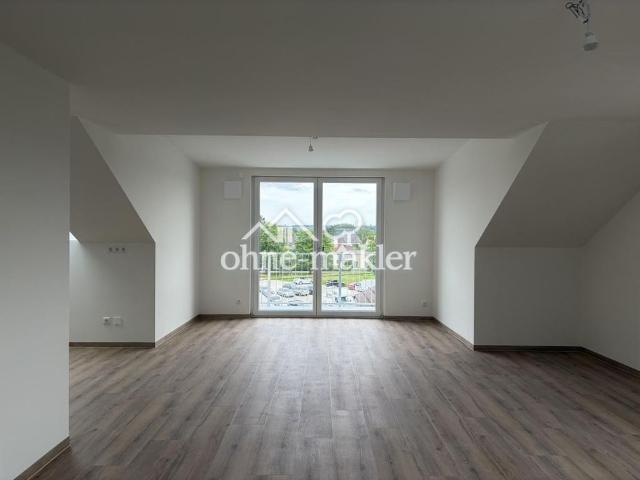 Moderne Dachgeschosswohnung mit viel Licht und zwei Balkonen