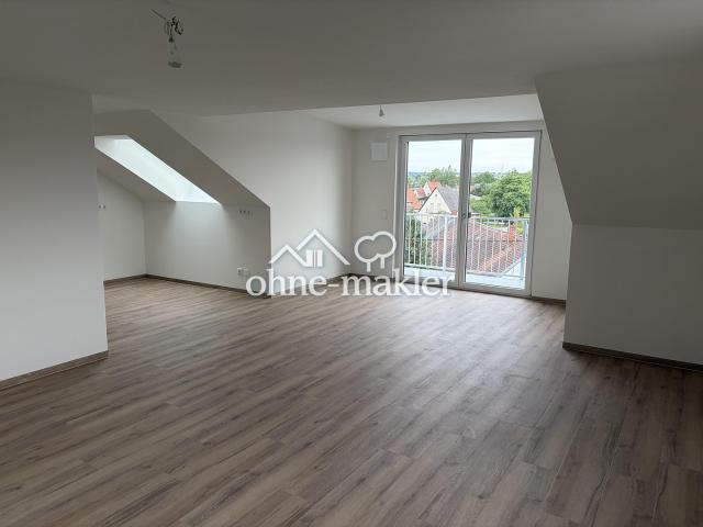 Moderne Dachgeschosswohnung mit viel Licht und zwei Balkonen