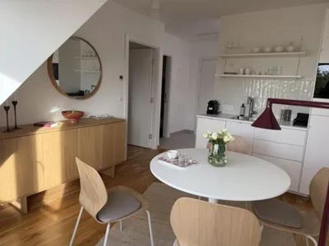 Moderne Dachgeschosswohnung mit 40 m² großer Dachterrasse, Klimaanlage und eigenem Garagenplatz