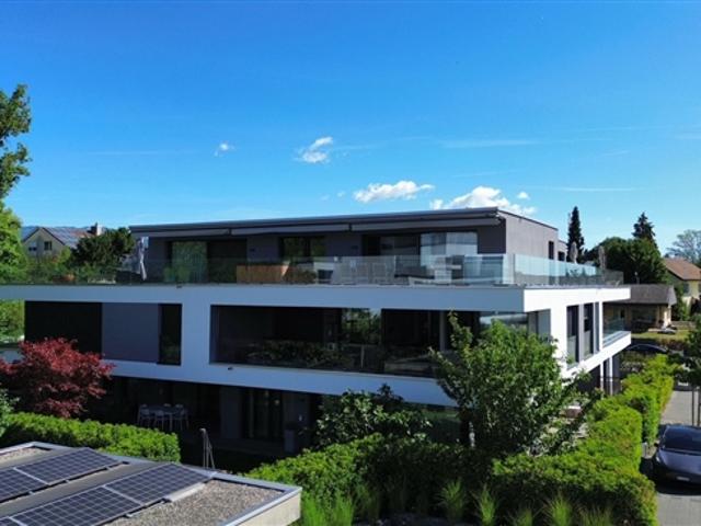 Moderne Designer Attikawohnung mit Aussichtsterrasse und Einstellplatz