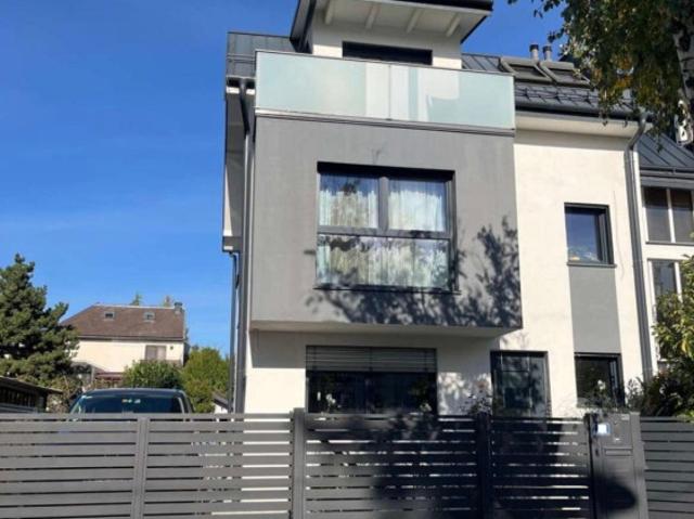 Moderne Designvilla mit Pool, Wintergarten, Kamin Massivbau in Toplage mit perfekter Anbindung an die U6 550 m und Badner Bahn 350 m