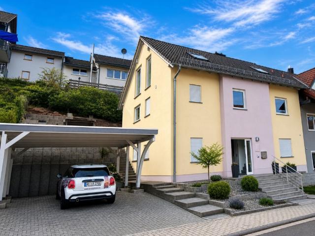 Moderne DHH in ruhiger Lage