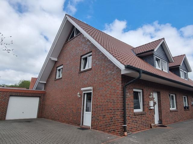 Moderne Doppelhaushälfte aus dem Jahr 2000 mit Garage und Garten in guter Lage ca. 5 % Rendite