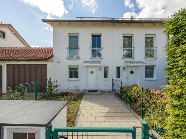 Moderne Doppelhaushälfte in begehrter Lage mit hoher Lebensqualität