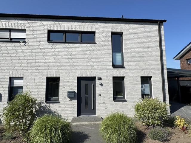 Moderne Doppelhaushälfte in Dülmen mit Garten, Carport und großzügiger Raumaufteilung