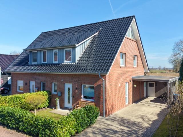 Moderne Doppelhaushälfte in Edewecht Süddorf mit durchdachtem Grundriss und Carport