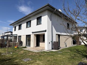 Moderne Doppelhaushälfte in schöner Siedlungslage mit Garten & Garage