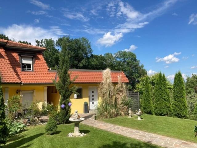 Moderne Doppelhaushälfte in Ruhelage mit Garten und Garage