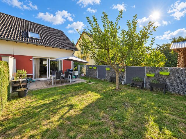 MODERNE DOPPELHAUSHÄLFTE MIT EBK, TAGESLICHTBAD, BÜRO, PKW STELLPLATZ.