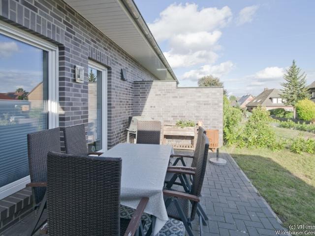 Moderne Doppelhaushälfte mit Einbauküche und Carport in Neerstedt