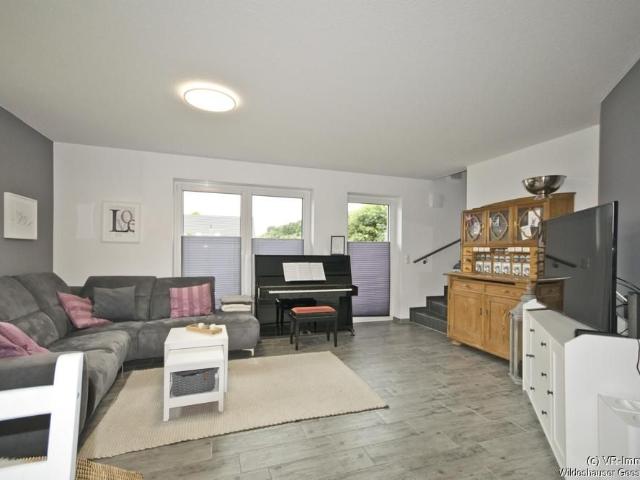 Moderne Doppelhaushälfte mit Einbauküche und Carport in Neerstedt