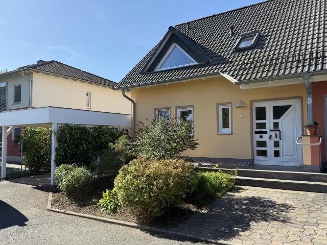 Moderne Doppelhaushälfte mit Einfamilienhaus Charakter 1.500 € Kaltmiete