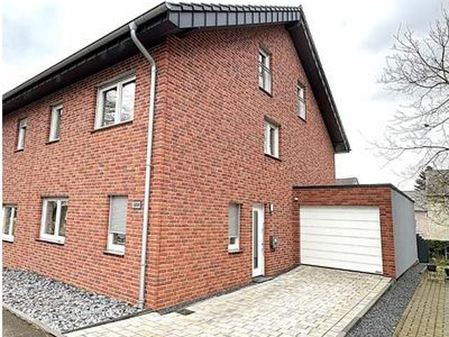 Moderne Doppelhaushälfte mit Garage und Gartenbereich