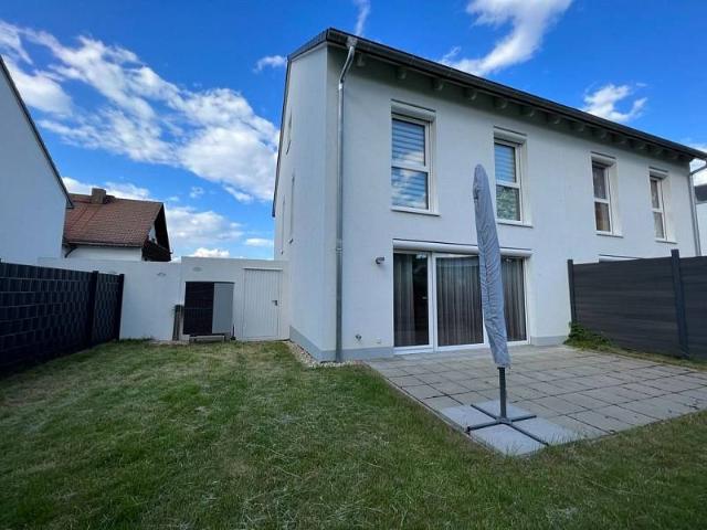 Moderne Doppelhaushälfte mit Garten, Terrasse und 140 m² Wohnfläche in Bayreuth