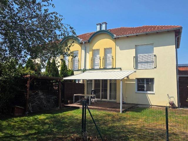 Moderne Doppelhaushälfte mit großem Garten und Carport