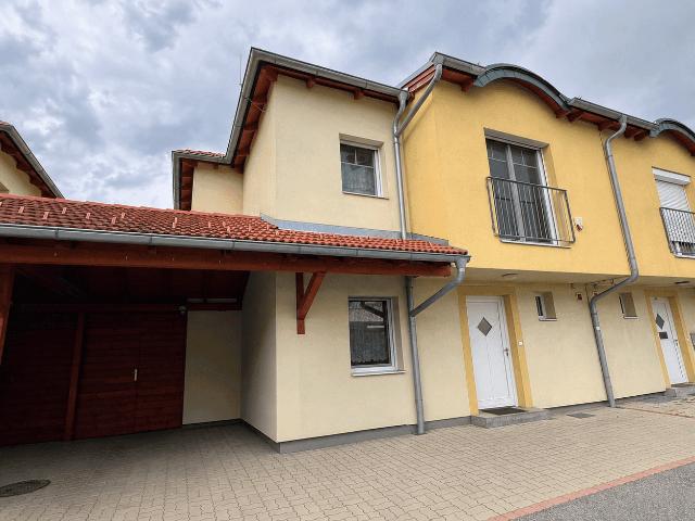 Moderne Doppelhaushälfte mit großem Garten und Carport