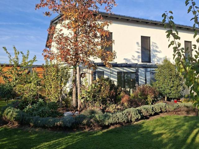 Moderne Doppelhaushälfte mit hochwertiger Ausstattung und schönem Garten