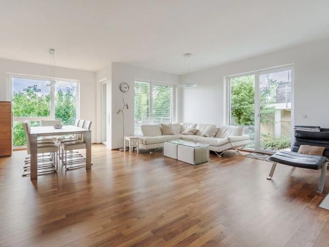 Moderne Doppelhaushälfte mit Kamin, Dachterrasse und fantastischem Fernblick