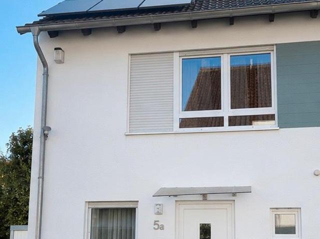 Moderne Doppelhaushälfte mit PV Anlage, Garage und 2 Stellplätzen