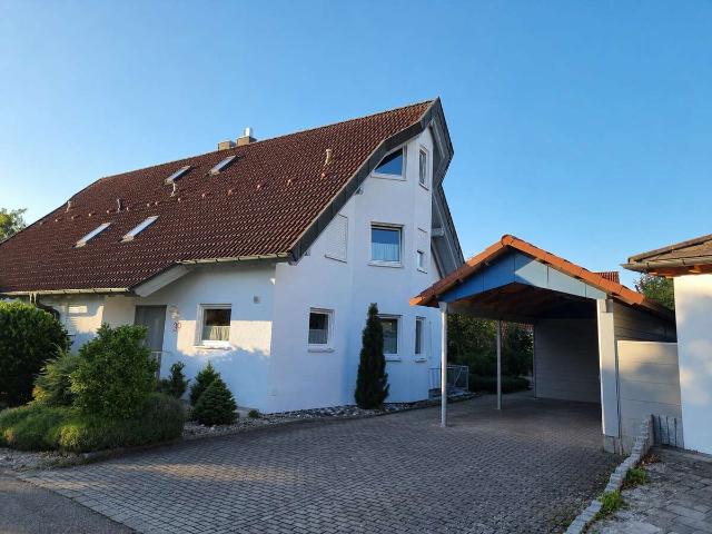 Moderne Doppelhaushälfte mit Photovoltaikanlage, Carport mit Wallbox und großzügigem familienfreundl