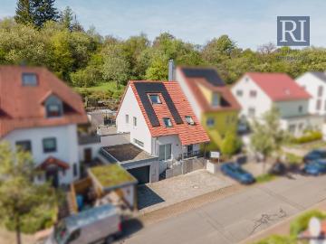 Moderne Doppelhaushälfte mit Pool in Güntersleben