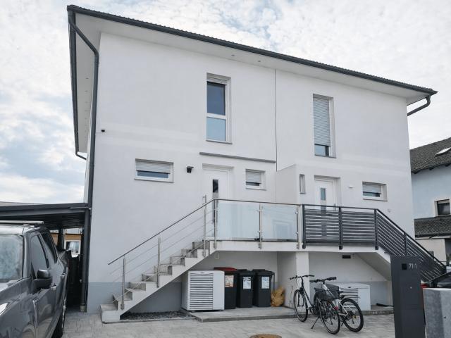 Moderne Doppelhaushälfte mit Pool in ruhiger Lage nahe Wien