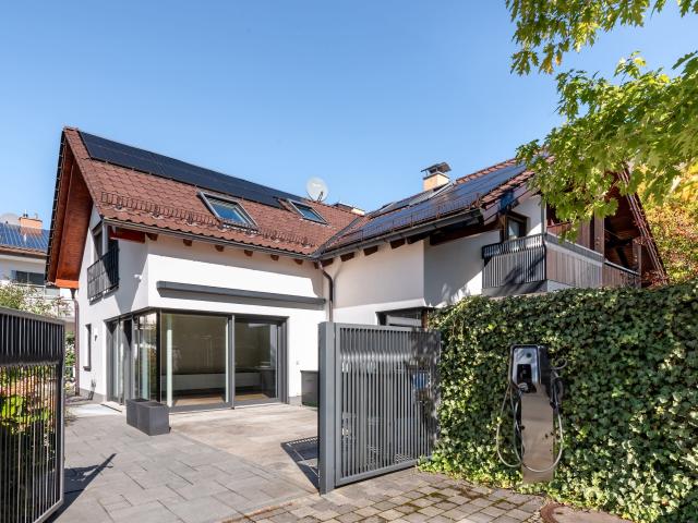 Moderne Doppelhaushälfte mit Schwimmspa in Hohenbrunn