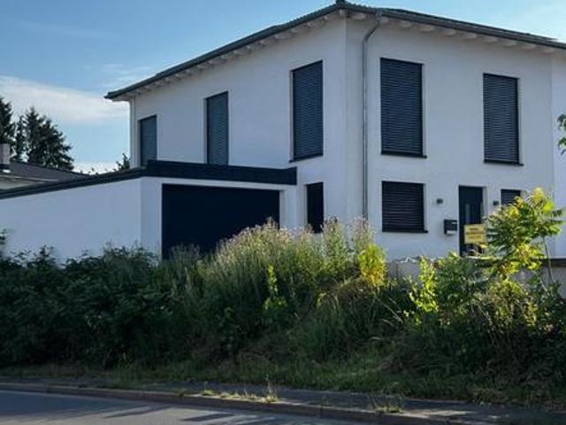 Moderne Doppelhaushälfte mit Wärmepumpe, 10 KW PV Anlage, Garage