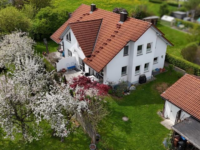 Moderne Doppelhaushälfte mit Wohlfühlgarten und Sonnenterrasse