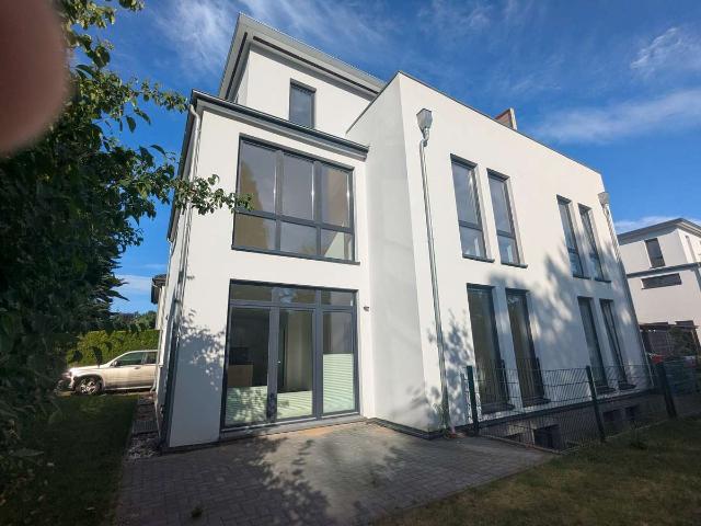 Moderne Doppelhaushälfte mit 6 Zimmern in Hamburg Sasel
