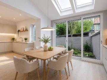 Moderne Drei Zimmer Altbauwohnung mit Terrasse